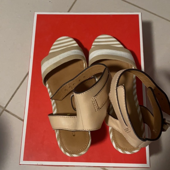 sandals, only wore it few times, good condition - Picture 3 of 5